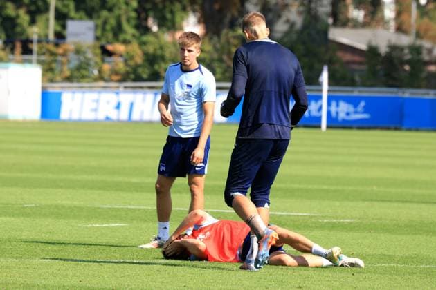 DEU, DFL, 2 FBL Hertha BSC, Training, 04 09 2024, Sportforum, Berlin, DEU, DFL, 2 FBL Hertha BSC, Training, in the picture Diego Demme Hertha BSC Berlin 6 , got the ball in the face Gustav Christensen Hertha BSC Berlin 26 DFL regulations prohibit any use of Photographs as image sequences and or quasi video Foto Juergen Engler nordphoto GmbH nordphotoxGmbHx xEngler nph00076