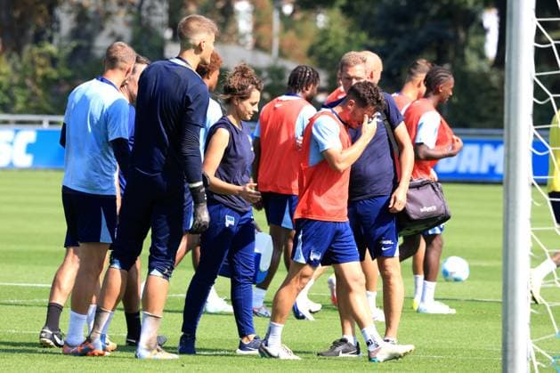 DEU, DFL, 2 FBL Hertha BSC, Training, 04 09 2024, Sportforum, Berlin, DEU, DFL, 2 FBL Hertha BSC, Training, im Bild Diego Demme Hertha BSC Berlin 6 , got the ball in the face, Hertha Spielerkreis DFL regulations prohibit any use of Photographs as image sequences and or quasi video Foto Juergen Engler nordphoto GmbH nordphotoxGmbHx xEngler nph00076