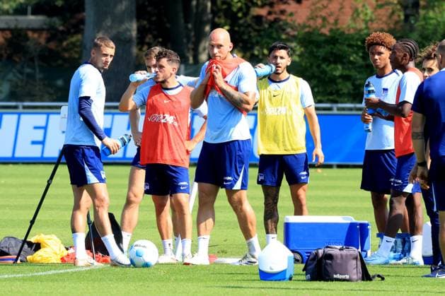 DEU, DFL, 2 FBL Hertha BSC, Training, 04 09 2024, Sportforum, Berlin, DEU, DFL, 2 FBL Hertha BSC, Training, in the picture Diego Demme Hertha BSC Berlin 6 , got the ball in the face, Michael Cuisance Hertha BSC Berlin 27 , Toni Leistner Hertha BSC Berlin 37 , Kevin Sessa Hertha BSC Berlin 8 DFL regulations prohibit any use of Photographs as image sequences and or quasi video Foto Juergen Engler nordphoto GmbH nordphotoxGmbHx xEngler nph00076