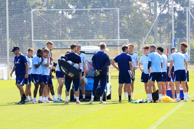 DEU, DFL, 2 FBL Hertha BSC, Training, 04 09 2024, Sportforum, Berlin, DEU, DFL, 2 FBL Hertha BSC, Training, im Bild Cheftrainer Cristian Fiel Hertha BSC Berlin , Hertha Spielerkreis DFL regulations prohibit any use of Photographs as image sequences and or quasi video Foto Juergen Engler nordphoto GmbH nordphotoxGmbHx xEngler nph00076