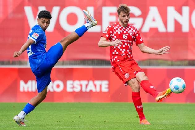 Sport Themen der Woche KW36 Sport Bilder des Tages Othmane El Idrissi (SV Darmstadt 98, 47) mit vollem Einsatz gegen Maxim Leitsch (1. FSV Mainz 05, 5) - 04.09.2024 Freundschaftsspiel, Saison 24 25: 1. FSV Mainz 05 vs. SV Darmstadt 98 Bruchwegstadion, emonline, emspor, *** Othmane El Idrissi SV Darmstadt 98, 47 with full commitment against Maxim Leitsch 1 FSV Mainz 05, 5 04 09 2024 Friendly match, season 24 25 1 FSV Mainz 05 vs SV Darmstadt 98 Bruchwegstadion, emonline, emspor,