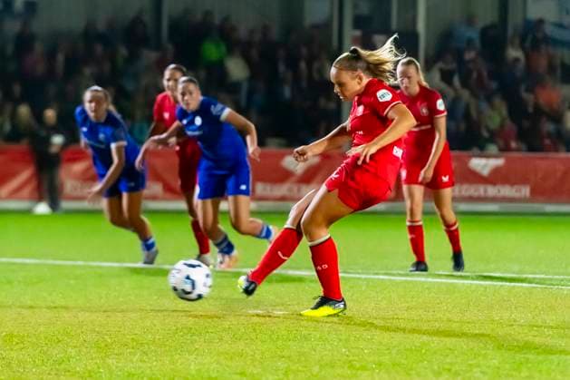 ENSCHEDE, Sportpark Schreurserve, 04-09-2024 , season 2024 2025, UEFA FIFA internationaal during the match Twente - Cardiff City (Women) FC Twente player Jaimy Ravensbergen scores 7-0 Twente - Cardiff City (Women)  x26222067x Copyright: