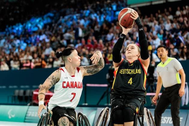 Paris 2024 Paralympics Wheelchair basketball quarter-finals Canada Germany Women, 04 09 2024 PARIS, FRANCE 04 September Wheelchair basketball quarter-finals Canada Germany Women, Paris 2024 Paralympics on 04 09 2024 at the Bercy Arena in Paris France Cindy Ouelett Canada, 7 , Mareike Miller Germany, 4 in the throw Copyright: xBEAUTIFULxSPORTS Wunderlx
