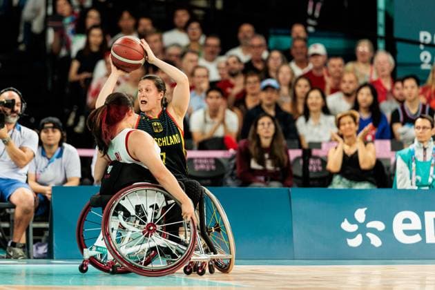 Paris 2024 Paralympics Wheelchair basketball quarter-finals Canada Germany Women, 04 09 2024 PARIS, FRANCE 04 September Wheelchair basketball quarter-finals Canada Germany Women, Paris 2024 Paralympics on 04 09 2024 at the Bercy Arena in Paris France Puisand Lai Canada, 10 , Anne Patzwald Germany, 7 on the ball Copyright: xBEAUTIFULxSPORTS Wunderlx
