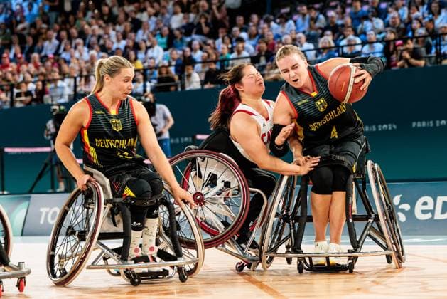 Sport Themen der Woche KW36 Sport Bilder des Tages Paris 2024 Paralympics: Rollstuhlbasketball Viertelfinale Kanada - Deutschland Damen, 04.09.2024 PARIS, FRANKREICH 04. September - Rollstuhlbasketball Viertelfinale Kanada - Deutschland Damen, Paris 2024 Paralympics am 04.09.2024 in der Bercy Arena in Paris Frankreich. Svenja Mayer (Deutschland, 13), Puisand Lai (Kanada, 10) Foul an Mareike Miller (Deutschland, 4) mit Ball *** Paris 2024 Paralympics Wheelchair basketball quarter-finals Canada Germany Women, 04 09 2024 PARIS, FRANCE 04 September Wheelchair basketball quarter-finals Canada Germany Women, Paris 2024 Paralympics on 04 09 2024 at the Bercy Arena in Paris France Svenja Mayer Germany, 13 , Puisand Lai Canada, 10 Foul on Mareike Miller Germany, 4 with ball Copyright: xBEAUTIFULxSPORTS Wunderlx