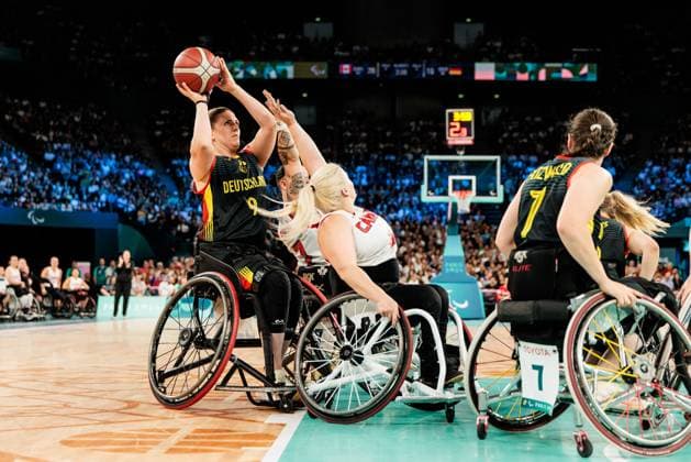 Paris 2024 Paralympics Wheelchair basketball quarter-finals Canada Germany Women, 04 09 2024 PARIS, FRANCE 04 September Wheelchair basketball quarter-finals Canada Germany Women, Paris 2024 Paralympics on 04 09 2024 at the Bercy Arena in Paris France Amanda Fanariotis Germany, 9 with ball, Cindy Ouelett Canada, 7 , Melanie Hawtin Canada, 15 Copyright: xBEAUTIFULxSPORTS Wunderlx