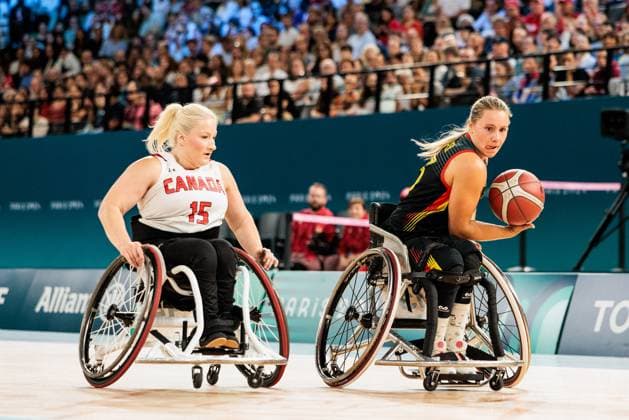 Paris 2024 Paralympics Wheelchair basketball quarter-finals Canada Germany Women, 04 09 2024 PARIS, FRANCE 04 September Wheelchair basketball quarter-finals Canada Germany Women, Paris 2024 Paralympics on 04 09 2024 at the Bercy Arena in Paris France Melanie Hawtin Canada, 15 , Svenja Mayer Germany, 13 on the ball Copyright: xBEAUTIFULxSPORTS Wunderlx