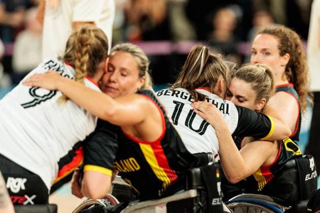 Paris 2024 Paralympics Wheelchair basketball quarter-finals Canada Germany Women, 04 09 2024 PARIS, FRANCE 04 September Wheelchair basketball quarter-finals Canada Germany Women, Paris 2024 Paralympics on 04 09 2024 at the Bercy Arena in Paris France Lisa Bergenthal Germany, 10 and Catharina Weiss Germany, 6 hug each other after the defeat Copyright: xBEAUTIFULxSPORTS Wunderlx