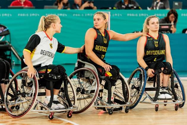 Paris 2024 Paralympics Wheelchair basketball quarter-finals Canada Germany Women, 04 09 2024 PARIS, FRANCE 04 September Wheelchair basketball quarter-finals Canada Germany Women, Paris 2024 Paralympics on 04 09 2024 at the Bercy Arena in Paris France Marie Kier Germany, 15 , Svenja Mayer Germany, 13 , Catharina Weiss Germany, 6 comfort each other after the defeat Copyright: xBEAUTIFULxSPORTS Wunderlx