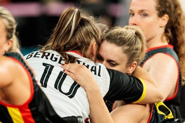 Paris 2024 Paralympics Wheelchair basketball quarter-finals Canada Germany Women, 04 09 2024 PARIS, FRANCE 04 September Wheelchair basketball quarter-finals Canada Germany Women, Paris 2024 Paralympics on 04 09 2024 at the Bercy Arena in Paris France Lisa Bergenthal Germany, 10 and Catharina Weiss Germany, 6 hug each other after the defeat Copyright: xBEAUTIFULxSPORTS Wunderlx