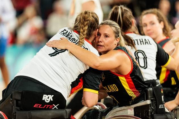 Paris 2024 Paralympics Wheelchair basketball quarter-finals Canada Germany Women, 04 09 2024 PARIS, FRANCE 04 September Wheelchair basketball quarter-finals Canada Germany Women, Paris 2024 Paralympics on 04 09 2024 at the Bercy Arena in Paris France Amanda Fanariotis Germany, 9 and Svenja Mayer Germany, 13 hug each other after the defeat Copyright: xBEAUTIFULxSPORTS Wunderlx