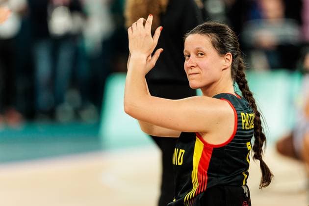 Paris 2024 Paralympics wheelchair basketball quarterfinals Canada Germany women, 04 09 2024 PARIS, FRANCE 04 September wheelchair basketball quarterfinals Canada Germany women, Paris 2024 Paralympics on 04 09 2024 at the Bercy Arena in Paris France Anne Patzwald Germany, 7 applauds towards fans after the defeat Copyright: xBEAUTIFULxSPORTS Wunderlx
