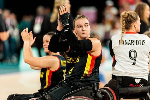 Paris 2024 Paralympics wheelchair basketball quarter-finals Canada Germany women, 04 09 2024 PARIS, FRANCE 04 September wheelchair basketball quarter-finals Canada Germany women, Paris 2024 Paralympics on 04 09 2024 at the Bercy Arena in Paris France Mareike Miller Germany, 4 applauds towards fans after the defeat Copyright: xBEAUTIFULxSPORTS Wunderlx