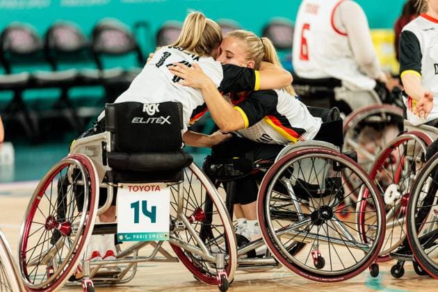 Paris 2024 Paralympics Wheelchair basketball quarter-finals Canada Germany Women, 04 09 2024 PARIS, FRANCE 04 September Wheelchair basketball quarter-finals Canada Germany Women, Paris 2024 Paralympics on 04 09 2024 at the Bercy Arena in Paris France Lilly Sellak Germany, 14 , Marie Kier Germany, 15 hug each other after the defeat Copyright: xBEAUTIFULxSPORTS Wunderlx