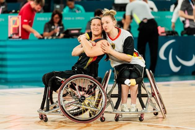 Paris 2024 Paralympics Wheelchair basketball quarter-finals Canada Germany Women, 04 09 2024 PARIS, FRANCE 04 September Wheelchair basketball quarter-finals Canada Germany Women, Paris 2024 Paralympics on 04 09 2024 at the Bercy Arena in Paris France Anne Patzwald Germany, 7 and Svenja Erni Germany, 5 hug each other after the defeat Copyright: xBEAUTIFULxSPORTS Wunderlx