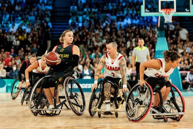 Paris 2024 Paralympics Wheelchair basketball quarter-finals Canada Germany Women, 04 09 2024 PARIS, FRANCE 04 September Wheelchair basketball quarter-finals Canada Germany Women, Paris 2024 Paralympics on 04 09 2024 at the Bercy Arena in Paris France Mareike Miller Germany, 4 on the ball, Cindy Ouelett Canada, 7 Copyright: xBEAUTIFULxSPORTS Wunderlx