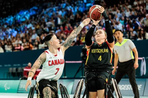 Paris 2024 Paralympics Wheelchair basketball quarter-finals Canada Germany Women, 04 09 2024 PARIS, FRANCE 04 September Wheelchair basketball quarter-finals Canada Germany Women, Paris 2024 Paralympics on 04 09 2024 at the Bercy Arena in Paris France Cindy Ouelett Canada, 7 , Mareike Miller Germany, 4 in the throw Copyright: xBEAUTIFULxSPORTS Wunderlx
