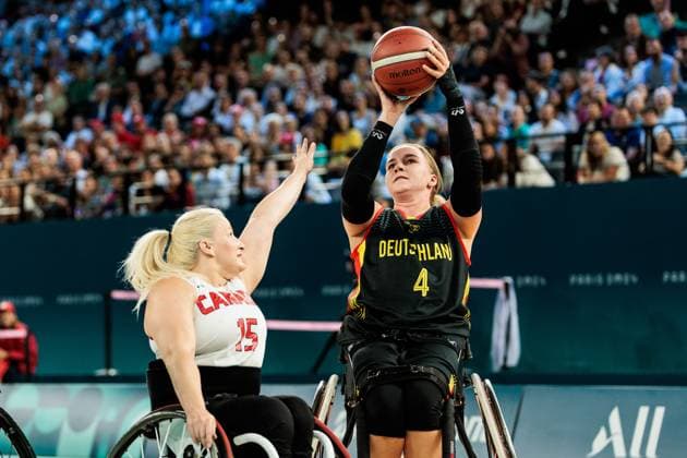 Paris 2024 Paralympics Wheelchair basketball quarter-finals Canada Germany Women, 04 09 2024 PARIS, FRANCE 04 September Wheelchair basketball quarter-finals Canada Germany Women, Paris 2024 Paralympics on 04 09 2024 at the Bercy Arena in Paris France Melanie Hawtin Canada, 15 , Mareike Miller Germany, 4 in the throw Copyright: xBEAUTIFULxSPORTS Wunderlx