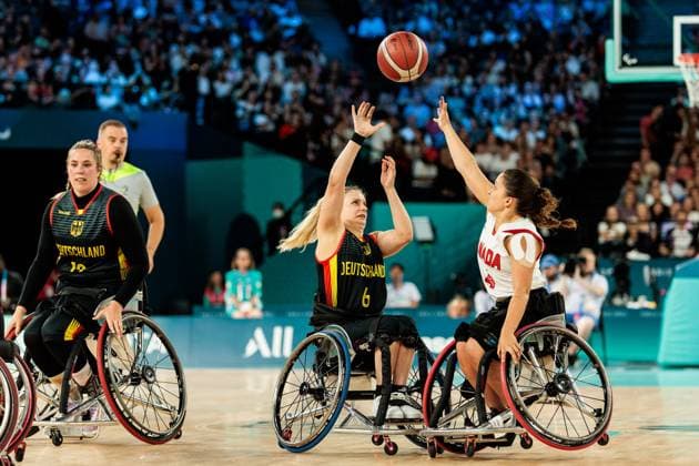 Paris 2024 Paralympics Wheelchair basketball quarter-finals Canada Germany Women, 04 09 2024 PARIS, FRANCE 04 September Wheelchair basketball quarter-finals Canada Germany Women, Paris 2024 Paralympics on 04 09 2024 at the Bercy Arena in Paris France Catharina Weiss Germany, 6 in the throw, Rosalie Lalonde Canada, 4 Copyright: xBEAUTIFULxSPORTS Wunderlx