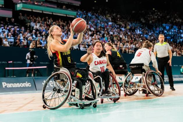 Paris 2024 Paralympics Wheelchair basketball quarter-finals Canada Germany Women, 04 09 2024 PARIS, FRANCE 04 September Wheelchair basketball quarter-finals Canada Germany Women, Paris 2024 Paralympics on 04 09 2024 at the Bercy Arena in Paris France Svenja Mayer Germany, 13 in the throw, Puisand Lai Canada, 10 Copyright: xBEAUTIFULxSPORTS Wunderlx