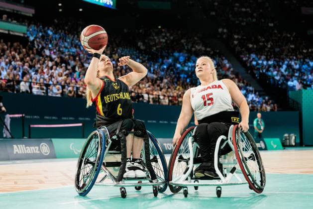 Paris 2024 Paralympics Wheelchair basketball quarter-finals Canada Germany Women, 04 09 2024 PARIS, FRANCE 04 September Wheelchair basketball quarter-finals Canada Germany Women, Paris 2024 Paralympics on 04 09 2024 at the Bercy Arena in Paris France Catharina Weiss Germany, 6 in the throw, Melanie Hawtin Canada, 15 Copyright: xBEAUTIFULxSPORTS Wunderlx