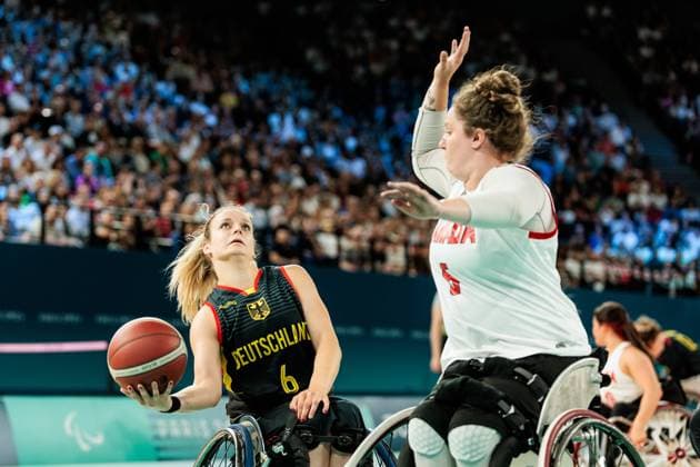 Paris 2024 Paralympics Wheelchair basketball quarter-finals Canada Germany Women, 04 09 2024 PARIS, FRANCE 04 September Wheelchair basketball quarter-finals Canada Germany Women, Paris 2024 Paralympics on 04 09 2024 at the Bercy Arena in Paris France Catharina Weiss Germany, 6 in the throw, Arinn Young Canada, 6 Copyright: xBEAUTIFULxSPORTS Wunderlx