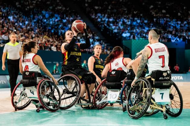 Paris 2024 Paralympics Wheelchair basketball quarter-finals Canada Germany Women, 04 09 2024 PARIS, FRANCE 04 September Wheelchair basketball quarter-finals Canada Germany Women, Paris 2024 Paralympics on 04 09 2024 at the Bercy Arena in Paris France Rosalie Lalonde Canada, 4 , Mareike Miller Germany, 4 in the throw, Puisand Lai Canada, 10 , Cindy Ouelett Canada, 7 Copyright: xBEAUTIFULxSPORTS Wunderlx