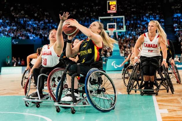 Paris 2024 Paralympics Wheelchair basketball quarter-finals Canada Germany Women, 04 09 2024 PARIS, FRANCE 04 September Wheelchair basketball quarter-finals Canada Germany Women, Paris 2024 Paralympics on 04 09 2024 at the Bercy Arena in Paris France Puisand Lai Canada, 10 , Catharina Weiss Germany, 6 in the throw Copyright: xBEAUTIFULxSPORTS Wunderlx