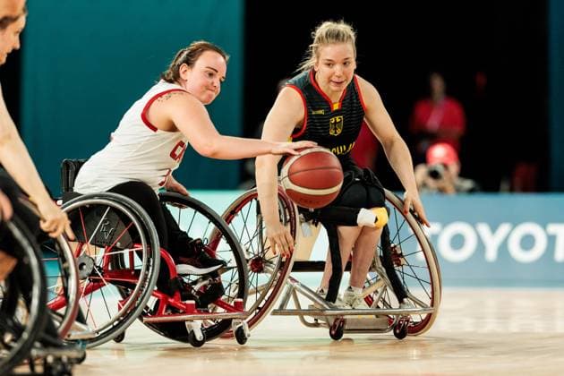 Paris 2024 Paralympics Wheelchair basketball quarter-finals Canada Germany Women, 04 09 2024 PARIS, FRANCE 04 September Wheelchair basketball quarter-finals Canada Germany Women, Paris 2024 Paralympics on 04 09 2024 at the Bercy Arena in Paris France Elodie Tessier Canada, 5 on the ball, Svenja Erni Germany, 5 Copyright: xBEAUTIFULxSPORTS Wunderlx
