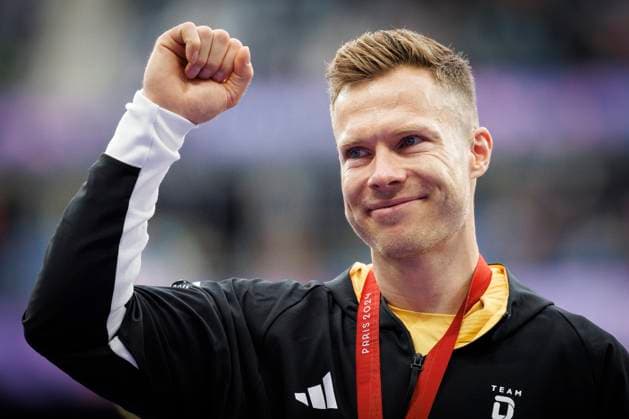 Paralympics Para athletics Paris, 05 09 2024 Award ceremony with GOLD for REHM Markus T64 GER Para athletics long jump, long jump, Paralympics Para athletics on 05 09 2024 at the Stade de France in Paris France Copyright: xBEAUTIFULxSPORTS AxelxKohringx