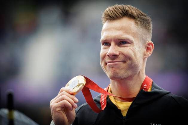 Sport Themen der Woche KW36 Sport Bilder des Tages Paralympics (Para Leichtathletik); Paris, 05.09.2024 Siegerehrung mit GOLD für REHM Markus (T64 GER Para Leichtathletik) und Tränen in den Augen, Weitsprung, long jump, ; Paralympics (Para Leichtathletik) am 05.09.2024 im Stade de France in Paris (Frankreich). *** Paralympics Para Athletics Paris, 05 09 2024 Award ceremony with GOLD for REHM Markus T64 GER Para Athletics and tears in his eyes, long jump, Paralympics Para Athletics on 05 09 2024 at the Stade de France in Paris France Copyright: xBEAUTIFULxSPORTS AxelxKohringx
