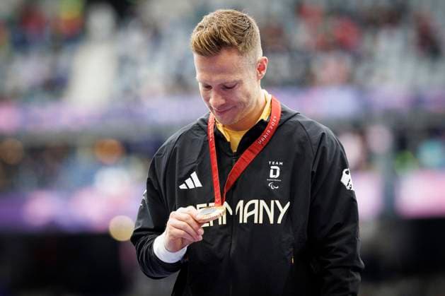 Paralympics Para Athletics Paris, 05 09 2024 Award ceremony with GOLD for REHM Markus T64 GER Para Athletics and tears in his eyes, long jump, Paralympics Para Athletics on 05 09 2024 at the Stade de France in Paris France Copyright: xBEAUTIFULxSPORTS AxelxKohringx