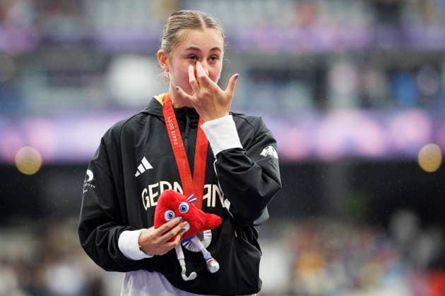 Paralympics Para Athletics Paris, 05 09 2024 Tears at surprise silver MOOS Nele T38 GER Para Athletics , long jump, Paralympics Para Athletics on 05 09 2024 at the Stade de France in Paris France Copyright: xBEAUTIFULxSPORTS AxelxKohringx