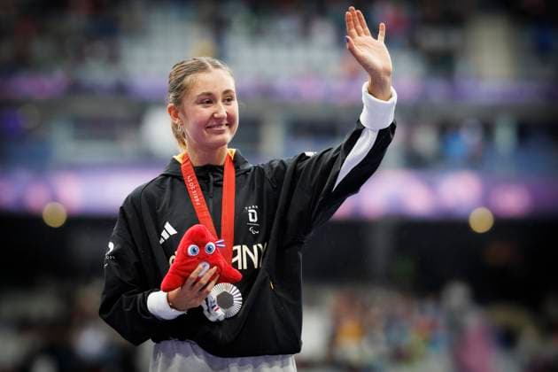 Paris 2024, Paralympics, athletics, women, long jump T38, Nele Moos at the award ceremony