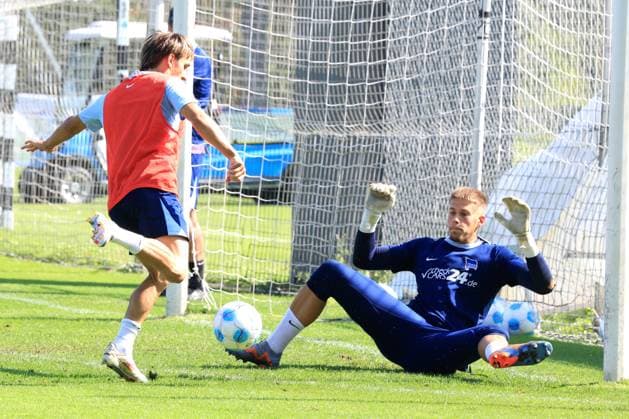 DEU, DFL, 2 FBL Hertha BSC, Training, 05 09 2024, Sportforum, Berlin, DEU, DFL, 2 FBL Hertha BSC, Training, im Bild Michal Karbownik Hertha BSC Berlin 33 , Tim Goller Hertha BSC Berlin 43 DFL regulations prohibit any use of Photographs as image sequences and or quasi video Foto Juergen Engler nordphoto GmbH nordphotoxGmbHx xEngler nph00076