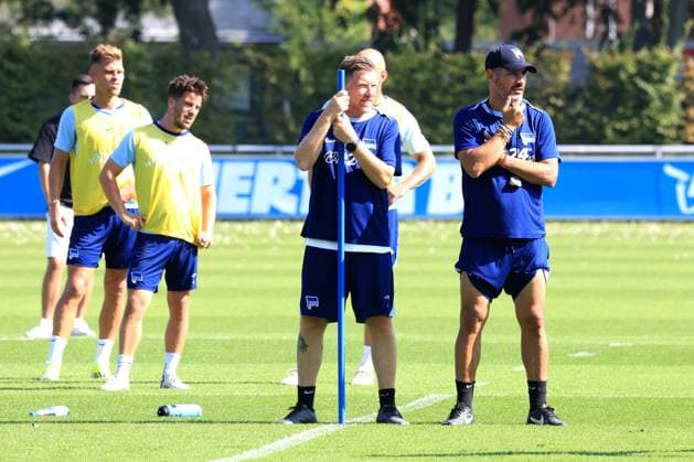 DEU, DFL, 2 FBL Hertha BSC, Training, 05 09 2024, Sportforum, Berlin, DEU, DFL, 2 FBL Hertha BSC, Training, in the picture head coach Cristian Fiel Hertha BSC Berlin , Andreas Zecke Neuendorf Hertha BSC , Diego Demme Hertha BSC Berlin 6 , Luca Schuler Hertha BSC Berlin 18 DFL regulations prohibit any use of Photographs as image sequences and or quasi video Foto Juergen Engler nordphoto GmbH nordphotoxGmbHx xEngler nph00076