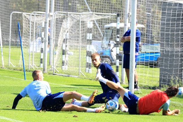 DEU, DFL, 2 FBL Hertha BSC, Training, 05 09 2024, Sportforum, Berlin, DEU, DFL, 2 FBL Hertha BSC, Training, in the picture Michal Karbownik Hertha BSC Berlin 33 , Tim Goller Hertha BSC Berlin 43 , Michael Cuisance Hertha BSC Berlin 27 DFL regulations prohibit any use of Photographs as image sequences and or quasi video Foto Juergen Engler nordphoto GmbH nordphotoxGmbHx xEngler nph00076
