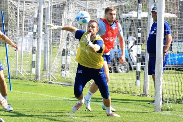DEU, DFL, 2 FBL Hertha BSC, Training, 05 09 2024, Sportforum, Berlin, DEU, DFL, 2 FBL Hertha BSC, Training, im Bild Marius Gersbeck Hertha BSC Berlin 35 , Jonjoe Kenny Hertha BSC Berlin 16 DFL regulations prohibit any use of Photographs as image sequences and or quasi video Foto Juergen Engler nordphoto GmbH nordphotoxGmbHx xEngler nph00076