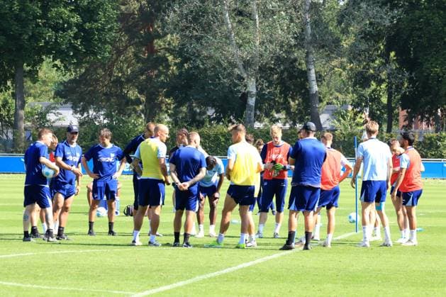 DEU, DFL, 2 FBL Hertha BSC, Training, 05 09 2024, Sportforum, Berlin, DEU, DFL, 2 FBL Hertha BSC, Training, im Bild Cheftrainer Cristian Fiel Hertha BSC Berlin , Hertha Spielerkreis DFL regulations prohibit any use of Photographs as image sequences and or quasi video Foto Juergen Engler nordphoto GmbH nordphotoxGmbHx xEngler nph00076
