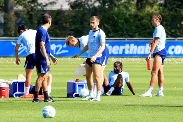 DEU, DFL, 2 FBL Hertha BSC, Training, 05 09 2024, Sportforum, Berlin, DEU, DFL, 2 FBL Hertha BSC, Training, in the picture after training, Jonjoe Kenny Hertha BSC Berlin 16 , Deyovaisio Zeefuik Hertha BSC Berlin 42 , Derry Scherhant Hertha BSC Berlin 39 , Co Trainer Jaime Monroy Hertha BSC Berlin DFL regulations prohibit any use of Photographs as image sequences and or quasi video Foto Juergen Engler nordphoto GmbH nordphotoxGmbHx xEngler nph00076