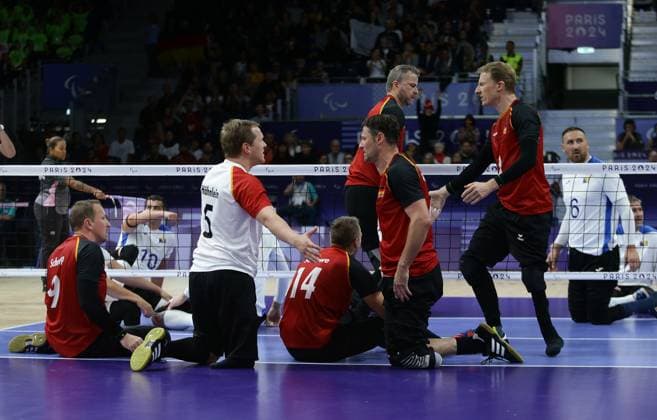 Paris , Paralympics , Sitting volleyball , Germany vs Bosnia and Herzegovina , Disappointment Germany , front from left Stefan Hähnlein Heiko Wiesenthal
