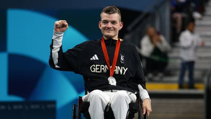 Bilder des Jahres 2024, Sport 09 September Sport Themen der Woche KW36 Sport Bilder des Tages Paris , Paralympics , Tischtennis , Klasse MS3 Thomas Schmidberger ( GER ) mit Silbermedaille *** Paris , Paralympics , Table tennis , Class MS3 Thomas Schmidberger GER with silver medal