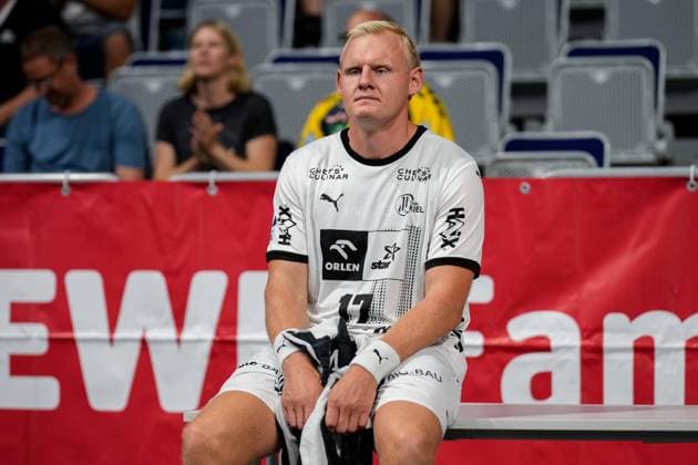 Patrick Wiencek THW, 17 sits in the corner of the hall after his red card, red card, sending off, sending off, highlight, red card, dismissal, sending off, action, action scene, 05 09 2024, Mannheim Germany , Handball, Bundesliga, Rhein Neckar Löwen THW Kiel xozx