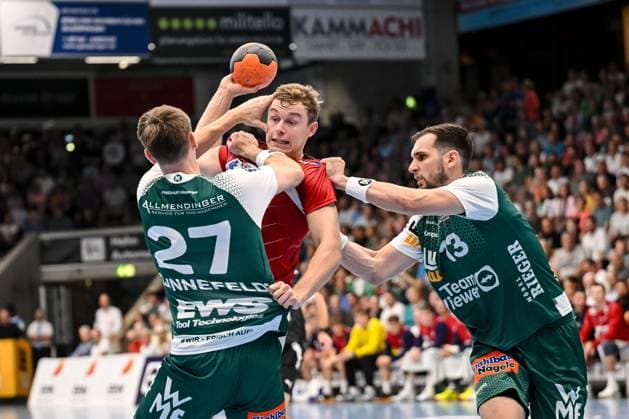 Goeppingen, Germany, 06 09 24 Oskar Sunnefeldt FRISCH AUF Göppingen , Moritz Sauter Handball Sport Verein Hamburg and Josip Sarac FRISCH AUF Göppingen in a duel during the Daikin Handball Bundesliga match between FRISCH AUF Goeppingen vs Handball Sport Verein Hamburg at EWS Arena on September 06, 2024 in Goeppingen, Germany Photo by Harry Langer DeFodi Images Goeppingen, Germany, 06 09 24 Oskar Sunnefeldt FRISCH AUF Goeppingen , Moritz Sauter Handball Sport Verein Hamburg and Josip Sarac FRISCH AUF Goeppingen battle for the ball during the Daikin Handball Bundesliga match between FRISCH AUF Goeppingen vs Handball Sport Verein Hamburg at EWS Arena on September 6, 2024 in Goeppingen, Germany Photo by Harry Langer DeFodi Images Photo by Harry Langer DeFodi Images Defodi 541 FAGHSV240906 004 Defodi-541