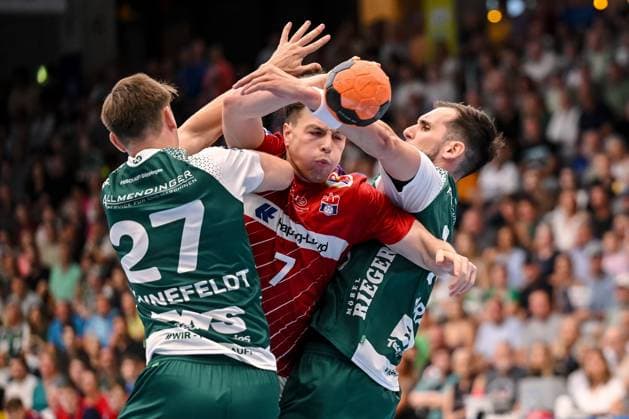 Goeppingen, Germany, 06 09 24 Oskar Sunnefeldt FRISCH AUF Göppingen , Leif Tissier Handball Sport Verein Hamburg and Josip Sarac FRISCH AUF Göppingen in a duel during the Daikin Handball Bundesliga match between FRISCH AUF Goeppingen vs Handball Sport Verein Hamburg at EWS Arena on September 06, 2024 in Goeppingen, Germany Photo by Harry Langer DeFodi Images Goeppingen, Germany, 06 09 24 Oskar Sunnefeldt FRISCH AUF Göppingen , Leif Tissier Handball Sport Verein Hamburg and Josip Sarac FRISCH AUF Göppingen battle for the ball during the Daikin Handball Bundesliga match between FRISCH AUF Goeppingen vs Handball Sport Verein Hamburg at EWS Arena on September 6, 2024 in Goeppingen, Germany Photo by Harry Langer DeFodi Images Photo by Harry Langer DeFodi Images Defodi 541 FAGHSV240906 006 Defodi-541