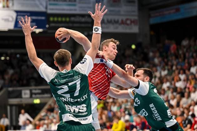 Goeppingen, Germany, 06 09 24 Oskar Sunnefeldt FRISCH AUF Göppingen , Moritz Sauter Handball Sport Verein Hamburg and Josip Sarac FRISCH AUF Göppingen in a duel during the Daikin Handball Bundesliga match between FRISCH AUF Goeppingen vs Handball Sport Verein Hamburg at EWS Arena on September 06, 2024 in Goeppingen, Germany Photo by Harry Langer DeFodi Images Goeppingen, Germany, 06 09 24 Oskar Sunnefeldt FRISCH AUF Goeppingen , Moritz Sauter Handball Sport Verein Hamburg and Josip Sarac FRISCH AUF Goeppingen battle for the ball during the Daikin Handball Bundesliga match between FRISCH AUF Goeppingen vs Handball Sport Verein Hamburg at EWS Arena on September 6, 2024 in Goeppingen, Germany Photo by Harry Langer DeFodi Images Photo by Harry Langer DeFodi Images Defodi 541 FAGHSV240906 015 Defodi-541
