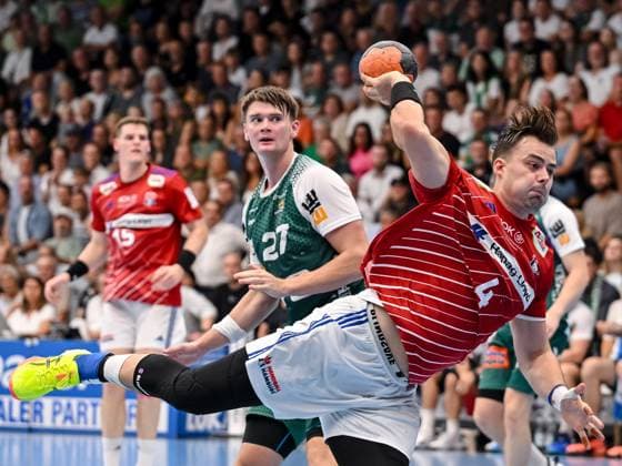 Goeppingen, Germany, 06 09 24 Oskar Sunnefeldt FRISCH AUF Göppingen and Andreas Magaard Handball Sport Verein Hamburg in a duel during the Daikin Handball Bundesliga match between FRISCH AUF Goeppingen vs Handball Sport Verein Hamburg at EWS Arena on September 06, 2024 in Goeppingen, Germany Photo by Harry Langer DeFodi Images Goeppingen, Germany, 06 09 24 Oskar Sunnefeldt FRISCH AUF Goeppingen and Andreas Magaard Handball Sport Verein Hamburg battle for the ball during the Daikin Handball Bundesliga match between FRISCH AUF Goeppingen vs Handball Sport Verein Hamburg at EWS Arena on September 6, 2024 in Goeppingen, Germany Photo by Harry Langer DeFodi Images Photo by Harry Langer DeFodi Images Defodi 541 FAGHSV240906 037 Defodi-541