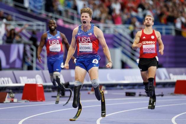 Bilder des Jahres 2024, Sport 09 September Paralympics (Para Leichtathletik); Paris, 06.09.2024 GOLD: WOODHALL Hunter (T62 USA), 400m, SILBER: FLOORS Johannes (T62 GER Para Leichtathletik), rechts; Paralympics (Para Leichtathletik) am 06.09.2024 im Stade de France in Paris (Frankreich). *** Paralympics Para Athletics Paris, 06 09 2024 GOLD WOODHALL Hunter T62 USA , 400m, SILVER FLOORS Johannes T62 GER Para Athletics , right Paralympics Para Athletics on 06 09 2024 at the Stade de France in Paris France Copyright: xBEAUTIFULxSPORTS AxelxKohringx