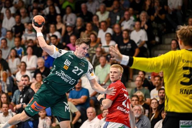Goeppingen, Germany, 06 09 24 Oskar Sunnefeldt FRISCH AUF Göppingen , Frederik Bo Andersen Handball Sport Verein Hamburg and goalkeeper Finn Knaack Handball Sport Verein Hamburg in a duel during the Daikin Handball Bundesliga match between FRISCH AUF Goeppingen vs Handball Sport Verein Hamburg at EWS Arena on September 06, 2024 in Goeppingen, Germany Photo by Harry Langer DeFodi Images Goeppingen, Germany, 06 09 24 Oskar Sunnefeldt FRISCH AUF Goeppingen , Frederik Bo Andersen Handball Sport Verein Hamburg and goalkeeper Finn Knaack Handball Sport Verein Hamburg battle for the ball during the Daikin Handball Bundesliga match between FRISCH AUF Goeppingen vs Handball Sport Verein Hamburg at EWS Arena on September 6, 2024 in Goeppingen, Germany Photo by Harry Langer DeFodi Images Photo by Harry Langer DeFodi Images Defodi 541 FAGHSV240906 075 Defodi-541