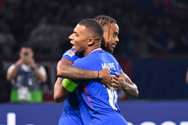 Bradley Barcola ( 20 - France ) celebrates with Kylian Mbappe ( 10 - France ) during the Nations League match between France and Italy at Parc des Princes on September 06, 2024 in Paris, France. ( Photo by federico pestellini panoramic ) - FOOTBALL : France vs Italie - Ligue des Nations - 06 09 2024 FedericoPestellini Panoramic 